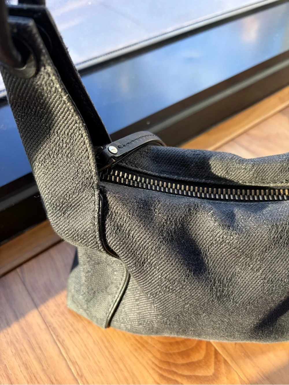 Black Gucci GG Shoulder Bag – Elegant Everyday Carry - Picture 8 of 9